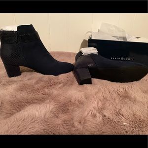 New - without tag never use. Color is navy blue, size women 7